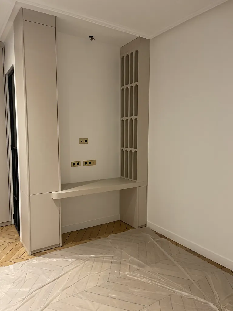 Menuiserie blanche avec niches et tablette intégrées, parquet protégé pendant les travaux
