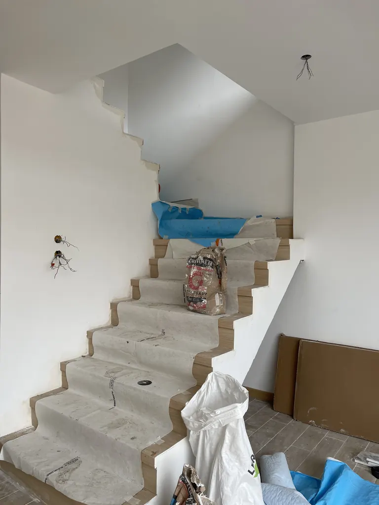 Escalier intérieur protégé pendant les travaux de peinture et de finition