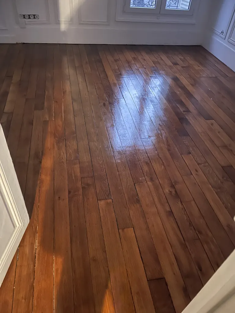 Sol en parquet à lames de bois avec finition brillante dans une pièce vide